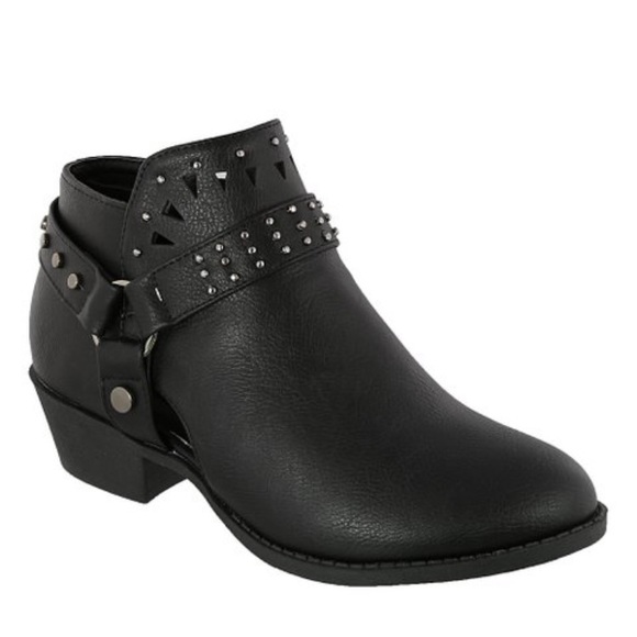 Sale!! Edgy studded black booties with low chunky - Picture 7 of 7